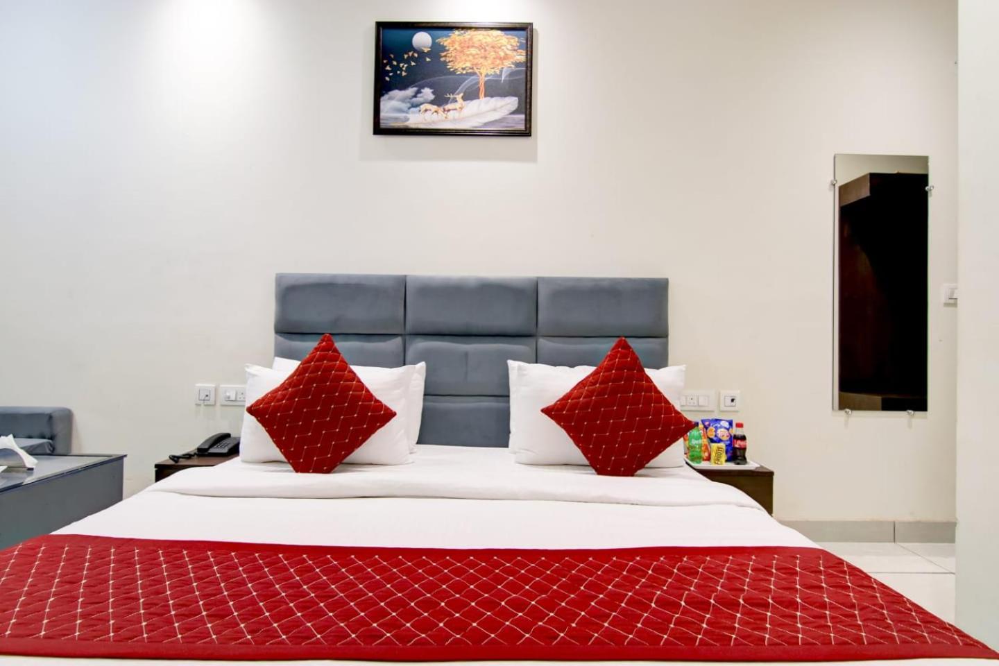 Hotel De Hocks Deluxe - New Delhi Railway Station Exterior photo