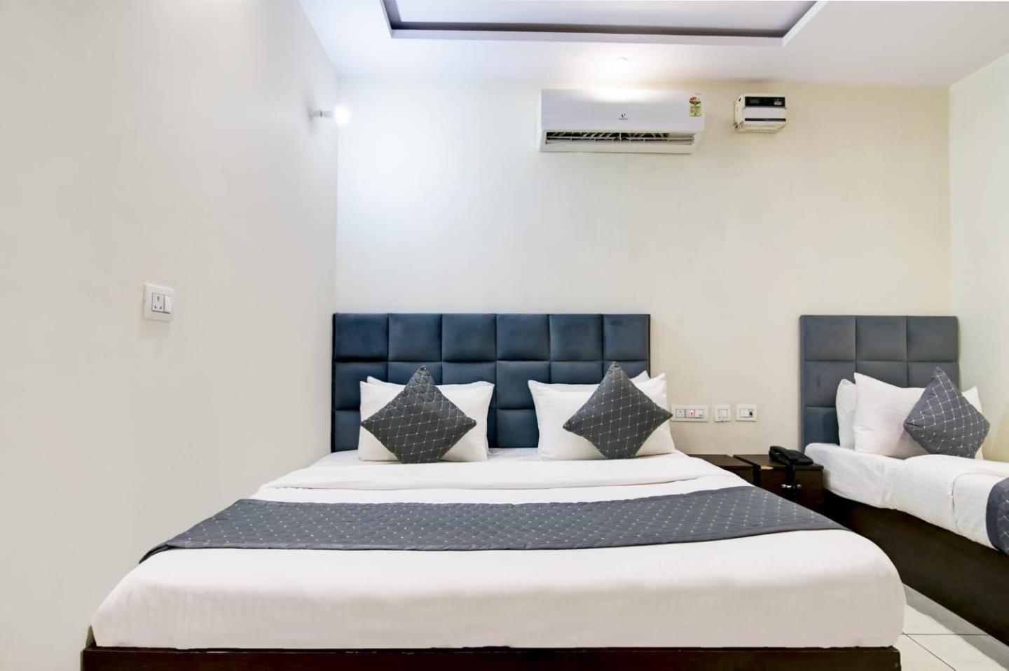 Hotel De Hocks Deluxe - New Delhi Railway Station Exterior photo